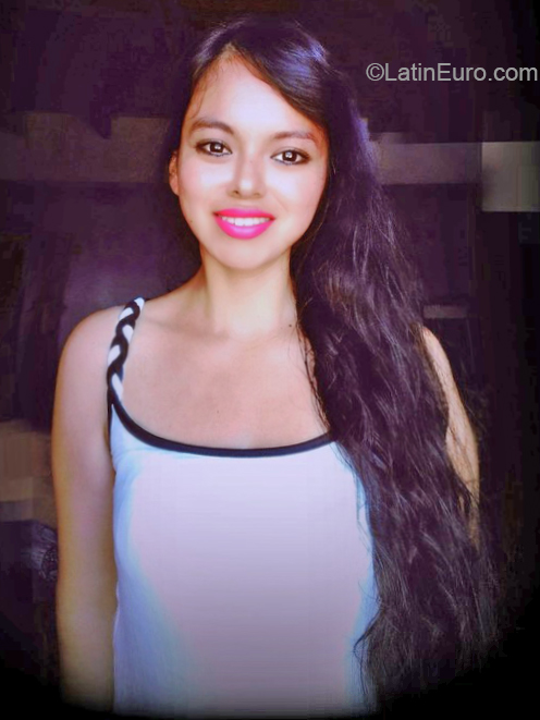 Date this voluptuous Bolivia girl Emylse from La Paz BO55