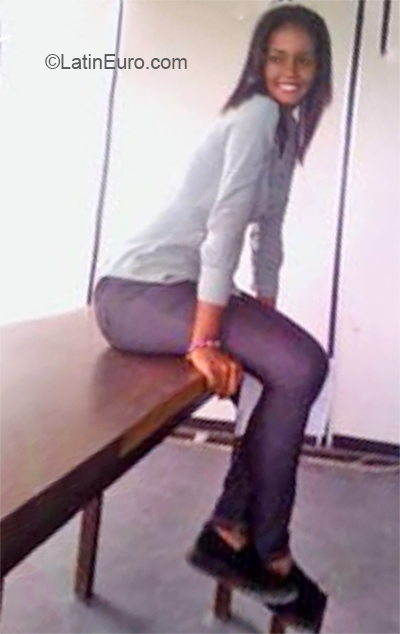 Date this gorgeous Venezuela girl Stefanie from Maturin VE2667