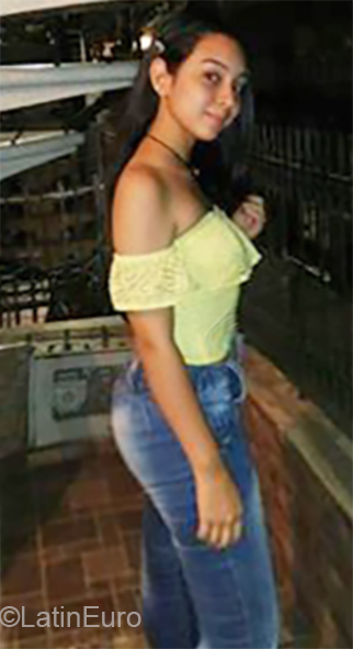Date this hard body Colombia girl Angi from Cali CO26025