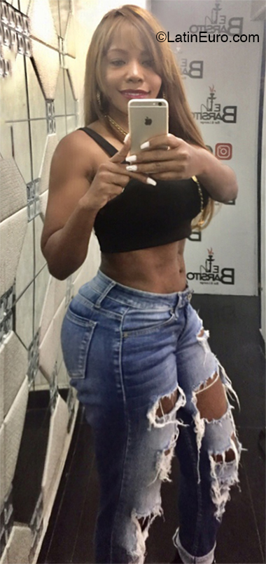 Date this sultry Dominican Republic girl Yakira from Santo Domingo DO36075