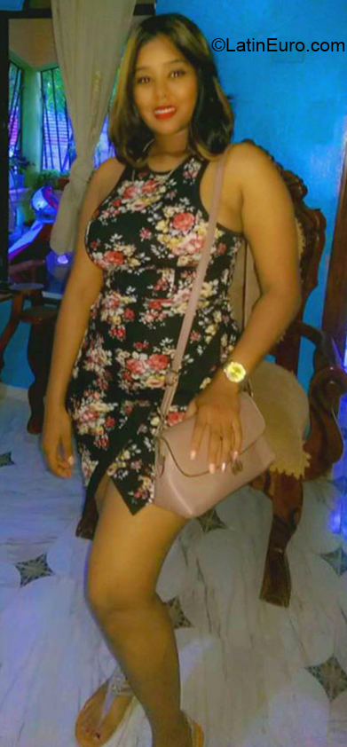 Date this voluptuous Dominican Republic girl Coralie from Santo Domingo DO36097