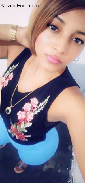Date this hot Dominican Republic girl Yasmin from Santo Domingo DO36208