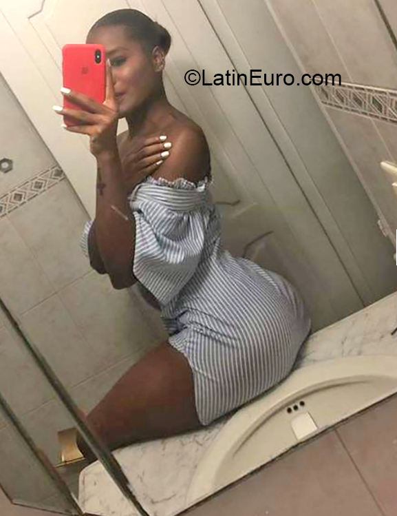 Date this sultry Colombia girl Mara from Cali CO26158