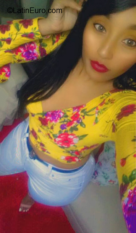 Date this foxy Dominican Republic girl Elizabeth from Santiago DO36328