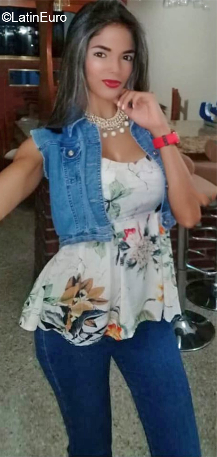 Date this beautiful Venezuela girl Andrea from Caracas VE2759