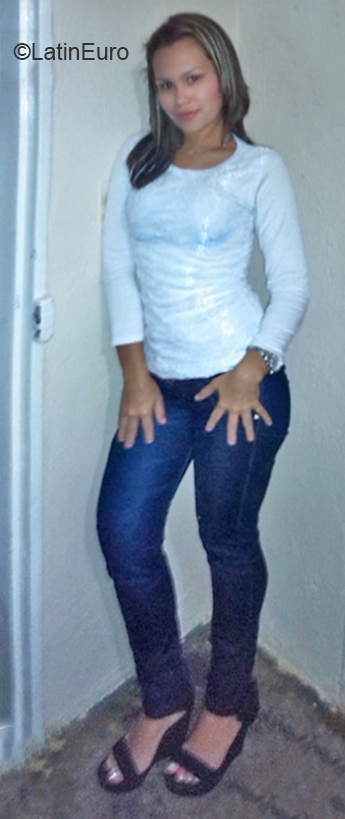 Date this happy Venezuela girl Flor from Ciudad Guayana VE2760