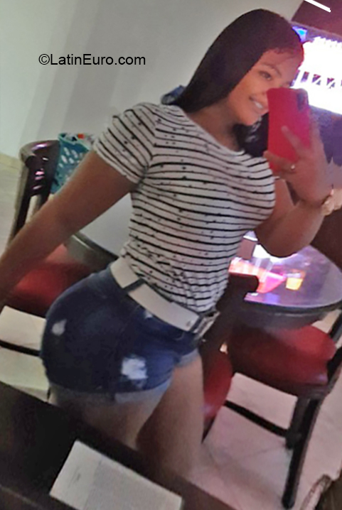 Date this foxy Colombia girl Alexandra from Medellin CO26233