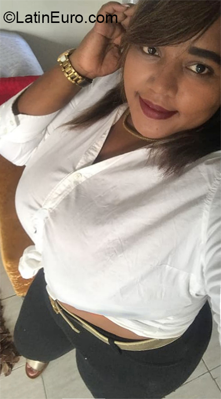 Date this nice looking Dominican Republic girl Yory from Santo Domingo DO40090