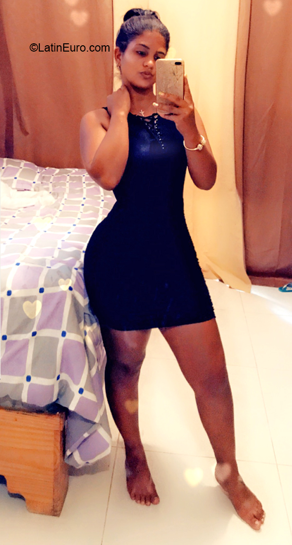 Date this sensual Dominican Republic girl Laura from Santo Domingo DO36600