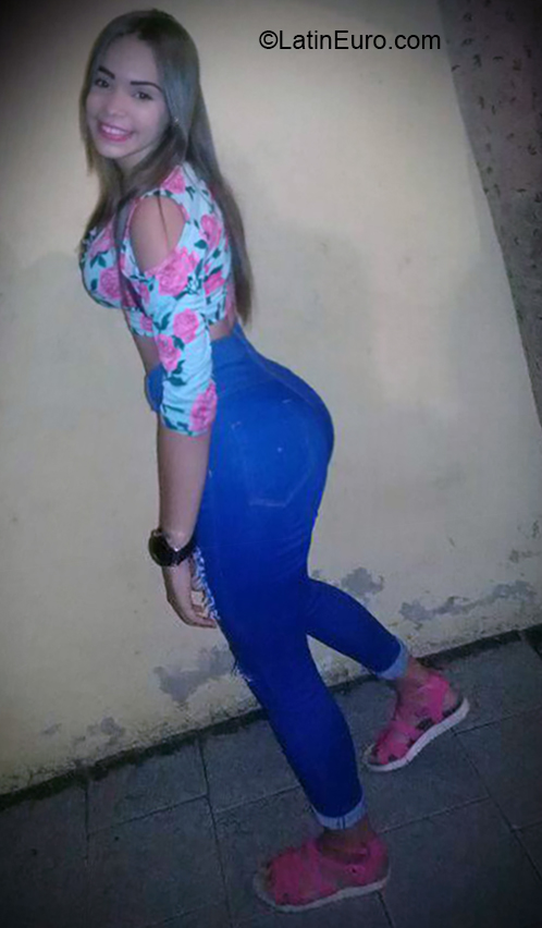 Date this lovely Venezuela girl Ziku from Valencia VE2803