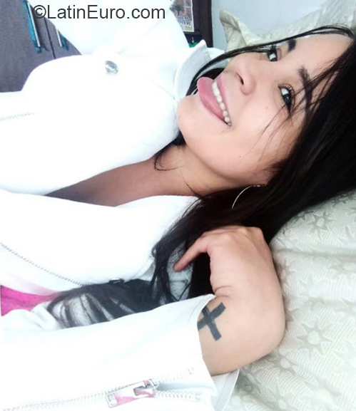 Date this gorgeous Venezuela girl Valentina from Caracas VE2822