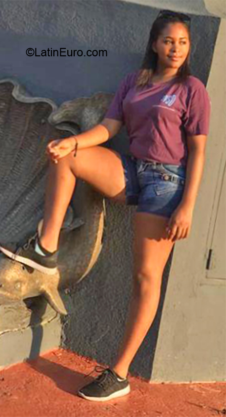 Date this beautiful Dominican Republic girl Ambar from Santo Domingo DO36761