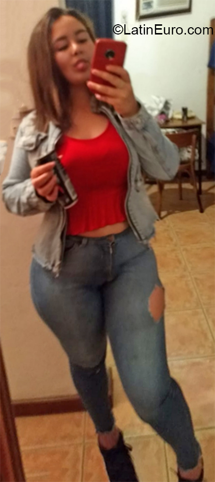 Date this sensual Argentina girl Damaris from Buenos Aires AR274