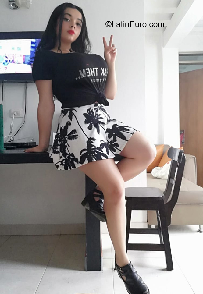 Date this voluptuous Colombia girl Karoll from Bogota CO26377
