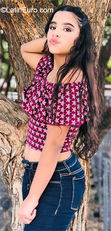 Date this lovely Venezuela girl Valentina from Maracaibo VE2835