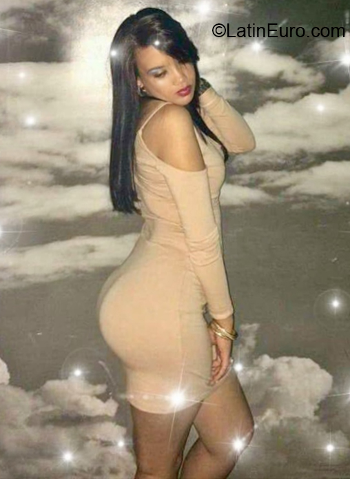 Date this foxy Dominican Republic girl Betty from Santo Domingo DO38574