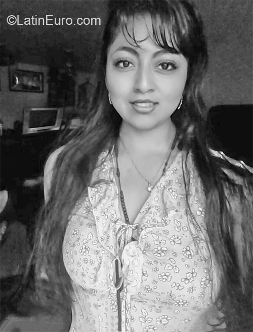 Date this voluptuous Ecuador girl Lorena from Quito EC403