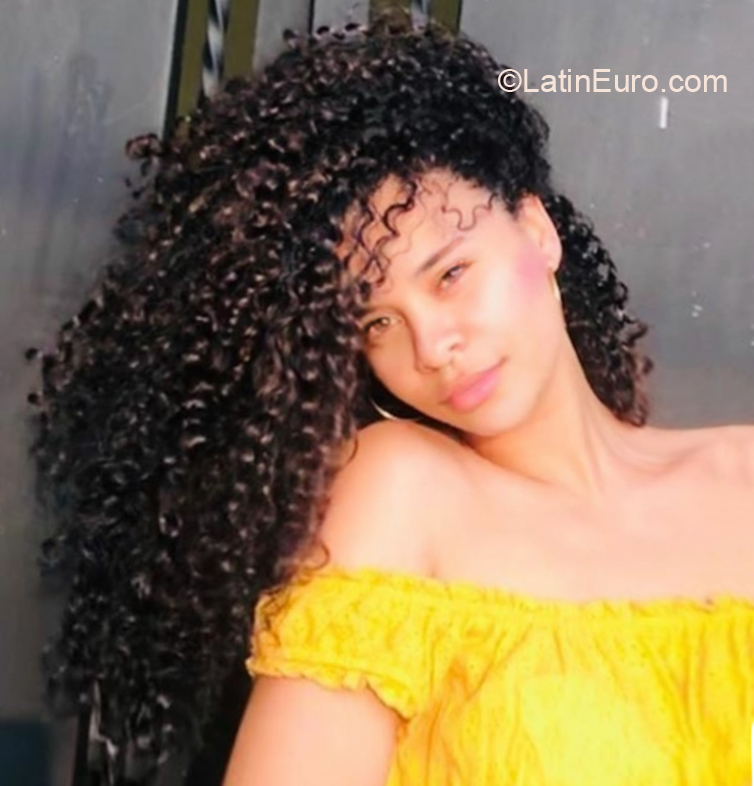 Date this tall Dominican Republic girl Nicole from Santiago DO37037