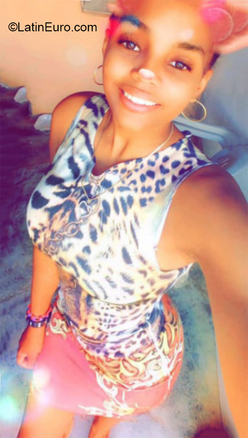 Date this pretty Dominican Republic girl Yedrynathali from Santo Domingo DO37043