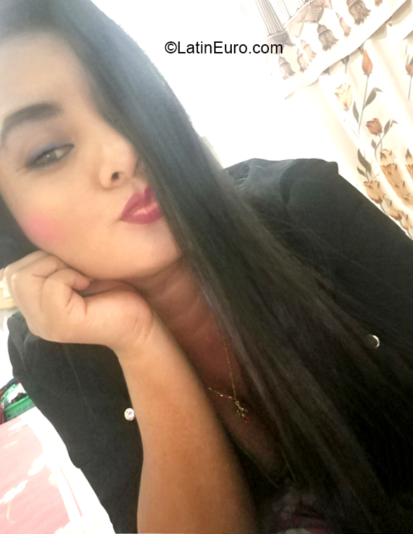 Date this stunning Ecuador girl Mariela from Santo Domingo EC416