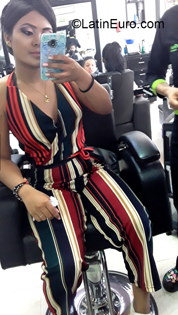 Date this charming Colombia girl Andrea from Buenaventura CO26592