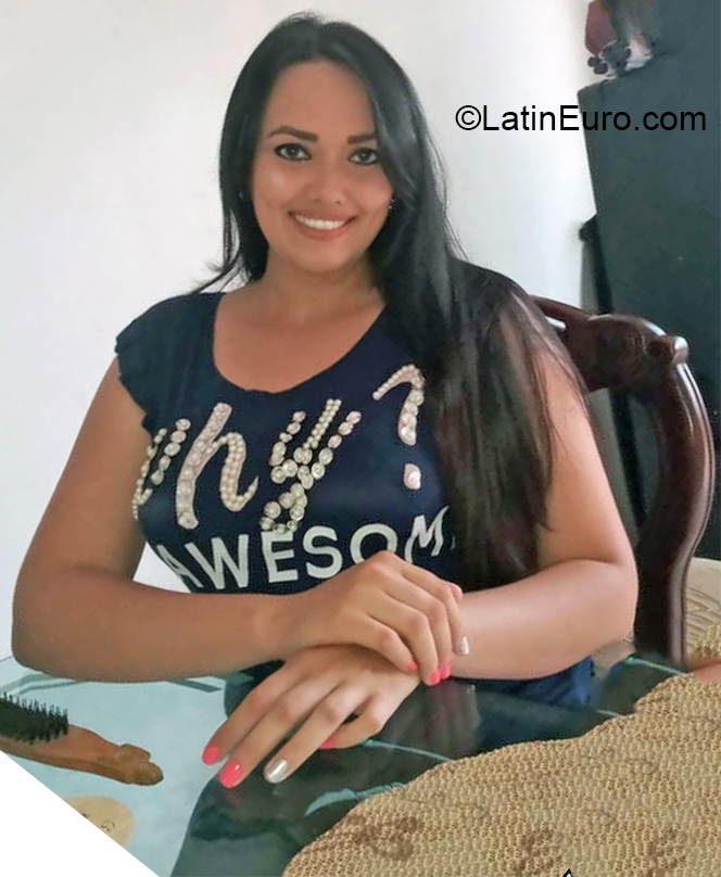 Date this happy Colombia girl Angeles from Cali CO26603