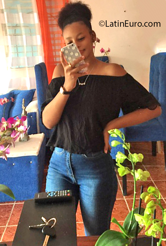 Date this cute Dominican Republic girl Elizabeth from Santo Domigo DO37206