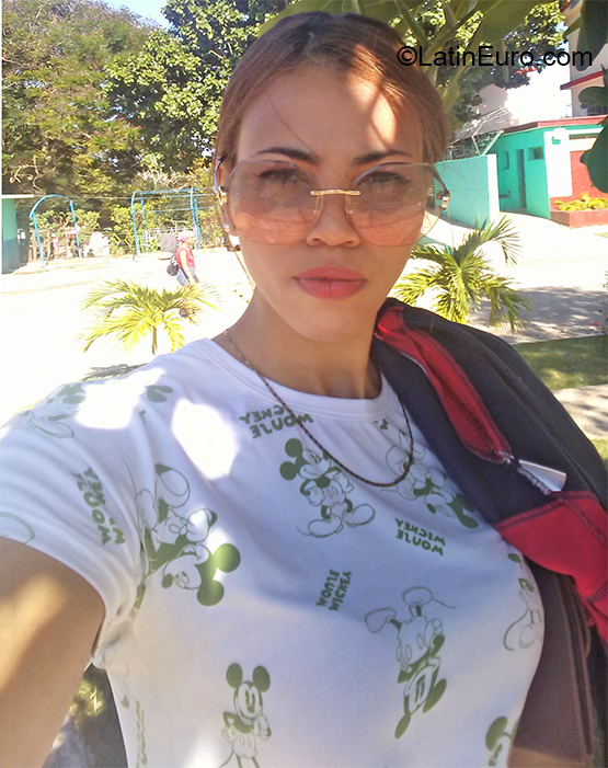 Date this sensual Cuba girl Yailen from Havana CU646