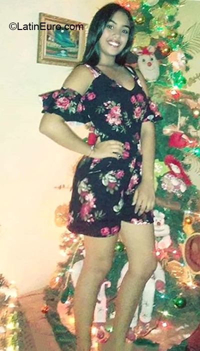 Date this cute Venezuela girl Laura from Caracas VE2973