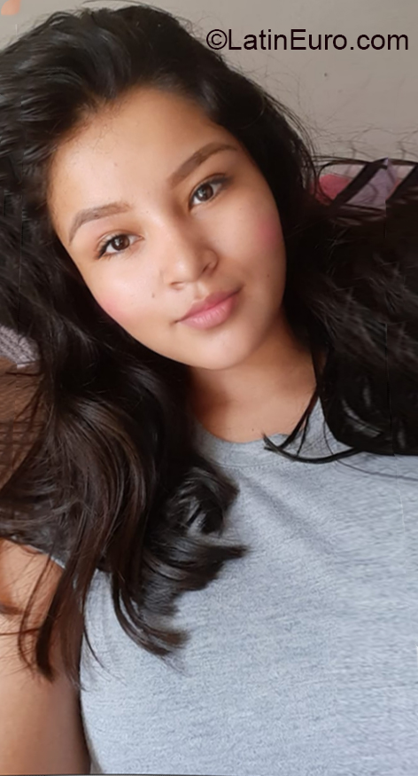 Date this happy Colombia girl Daniela from Bucaramanga CO26762