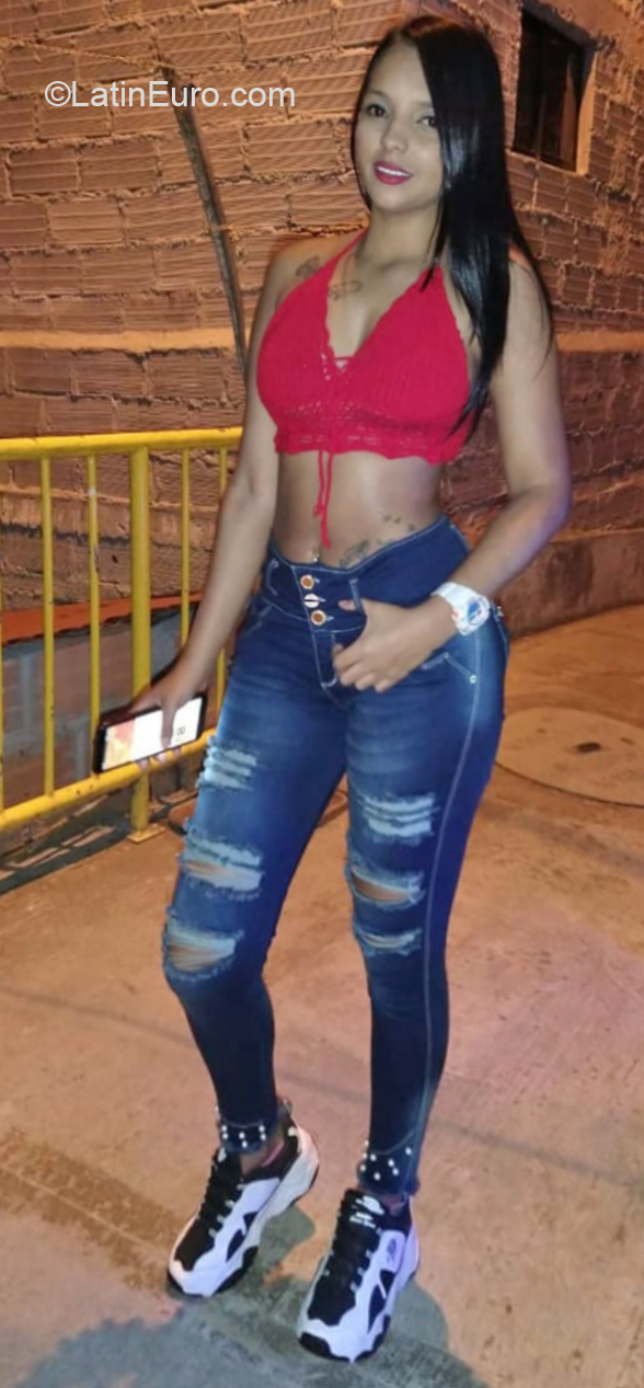 Date this nice looking Colombia girl Samantha from Medellin CO26774