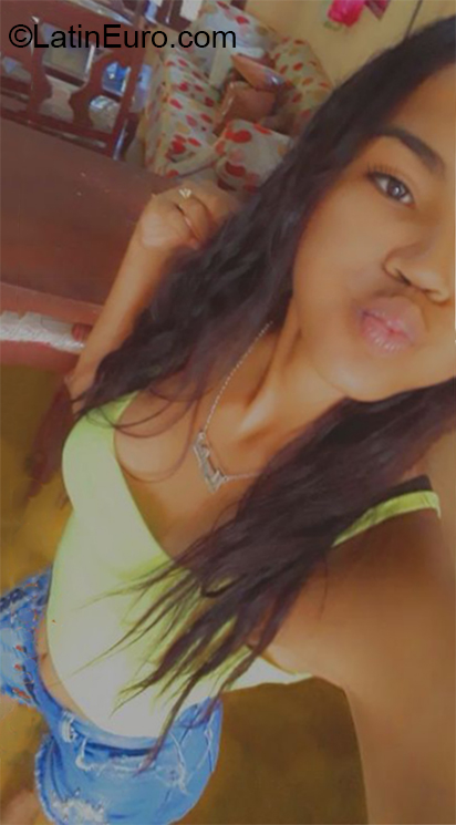 Date this passionate Dominican Republic girl MAYELIN from Moca DO37489