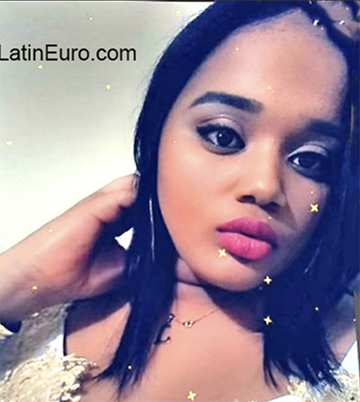 Date this pretty Dominican Republic girl Leslie from Santo Domingo DO37394