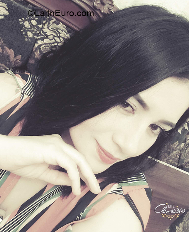 Date this foxy Ecuador girl Damaris from Quito EC434