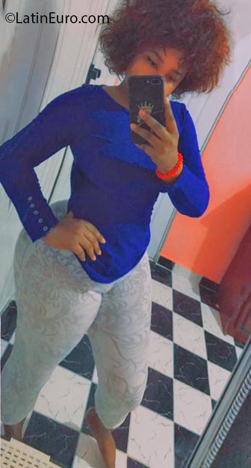 Date this pretty Dominican Republic girl Ana carina from Santo Domingo DO37486