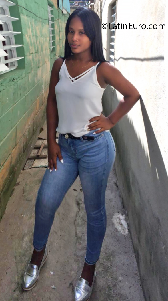 Date this hard body Dominican Republic girl Emi from Santiago DO37572