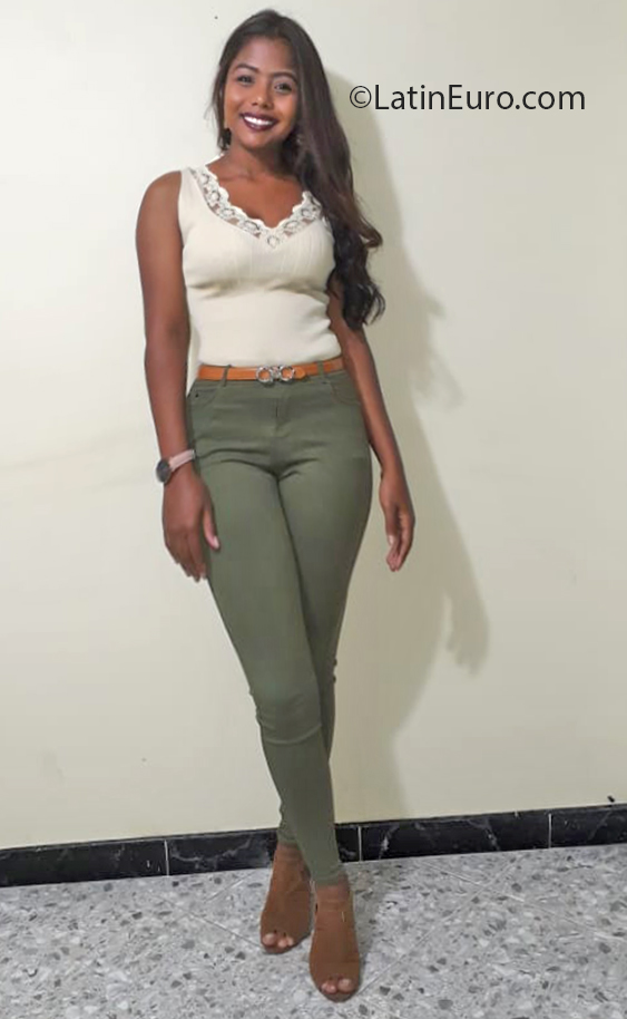 Date this cute Colombia girl Yami from Medellin CO26956