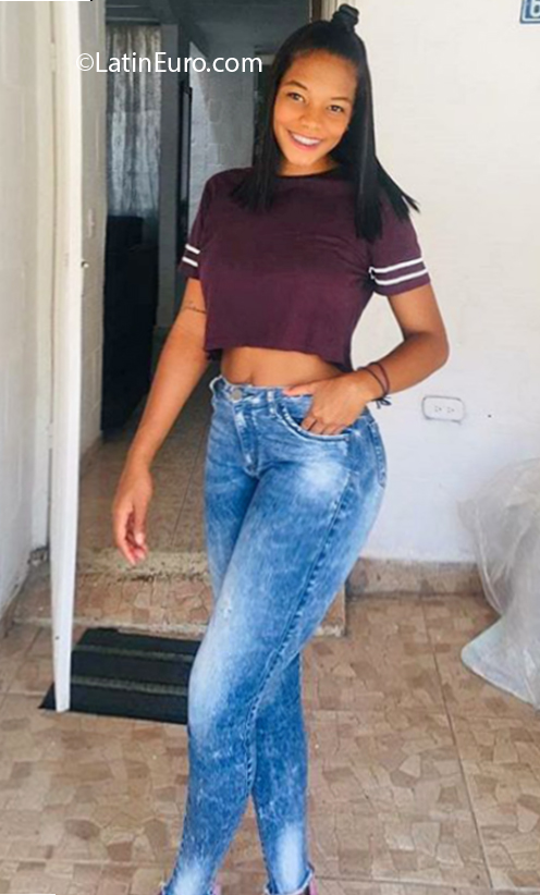 Date this attractive Colombia girl Valeria from Cali CO26957
