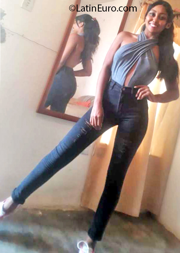 Date this hot Venezuela girl Paola from Caracas VE3064