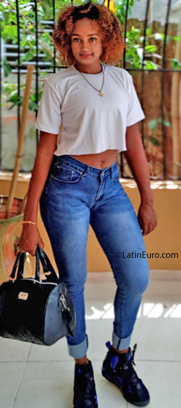Date this attractive Dominican Republic girl Erika from Santo Domingo DO37711