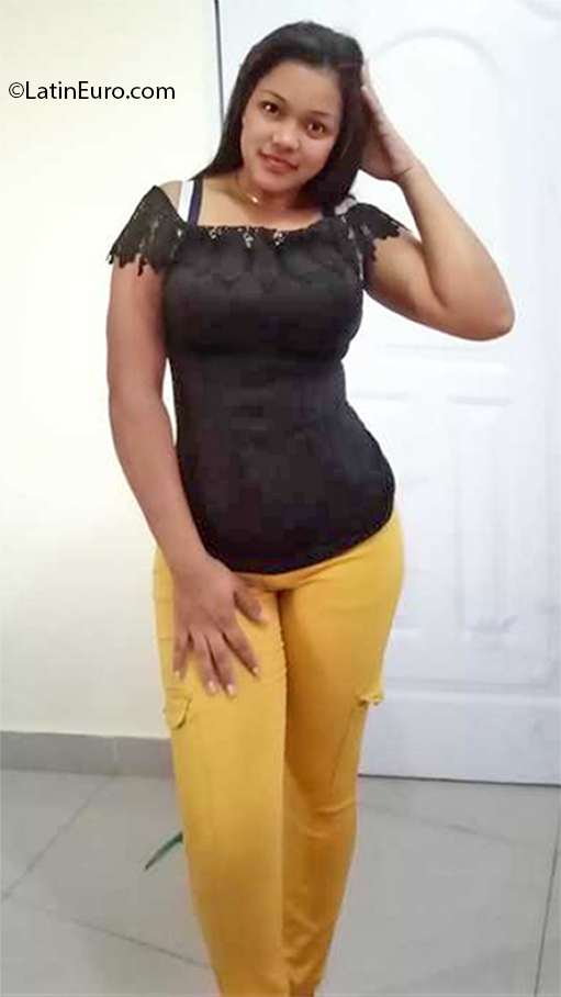 Date this happy Dominican Republic girl Dargelis from Santo Domingo DO37797