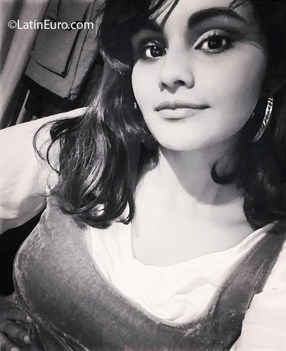 Date this nice looking Argentina girl Vani from Buenos Aires AR379