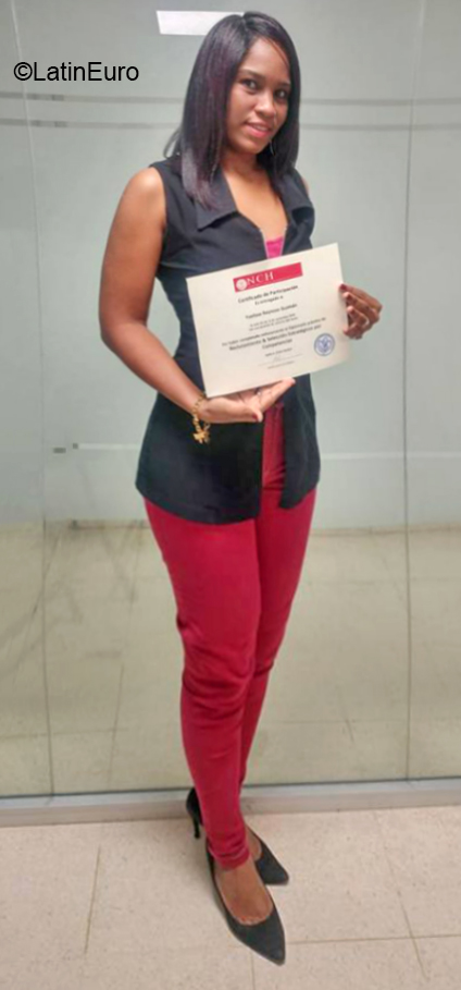 Date this happy Dominican Republic girl Yvelise from Santo Domingo DO37975