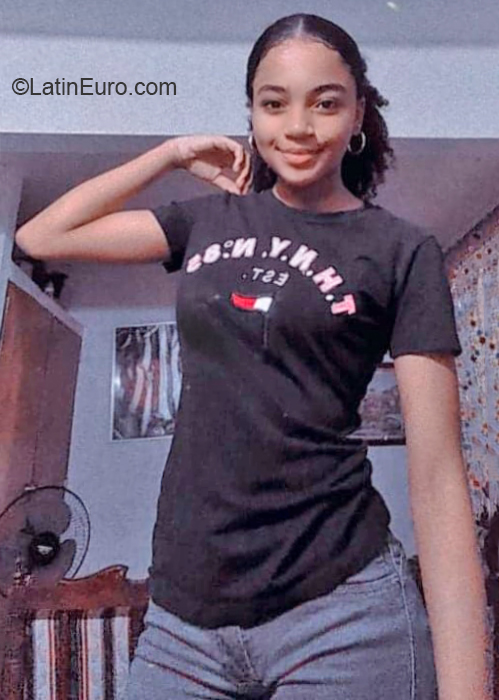 Date this nice looking Colombia girl Juliana from Jamundi CO27221