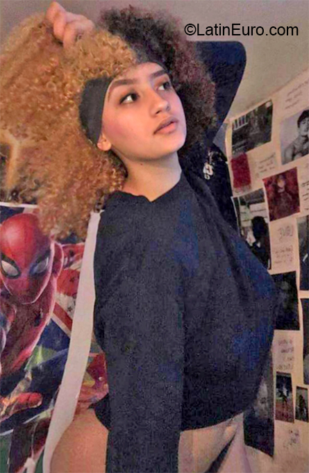 Date this athletic Dominican Republic girl Sara from Santo Domingo DO38014