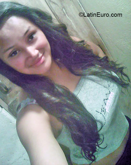 Date this attractive Ecuador girl Yesenia from Quito EC480