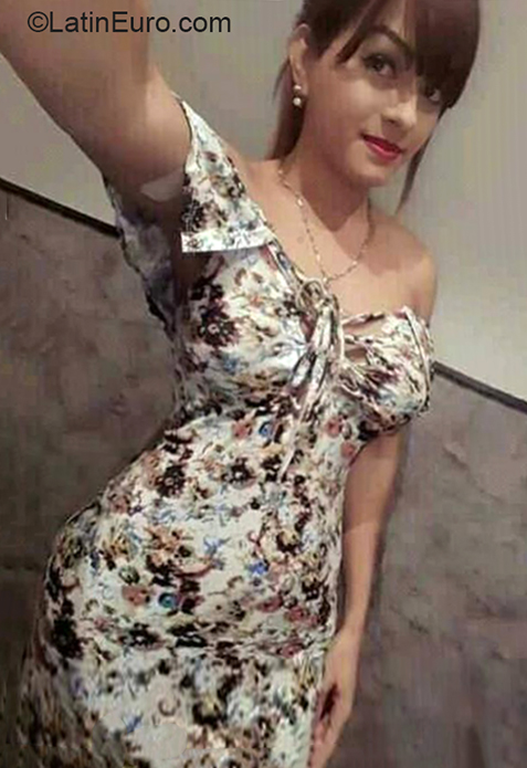 Date this georgeous Venezuela girl Yessy from Zulia VE3187