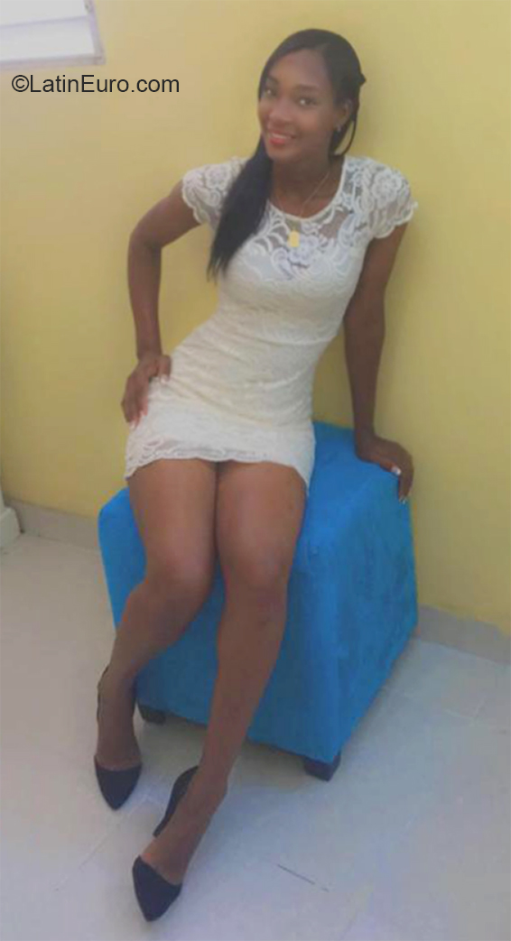 Date this foxy Dominican Republic girl Logi from Santo Domingo DO38110