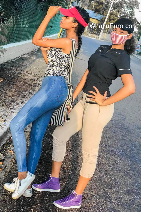 Date this young Dominican Republic girl Lisbet from Santiago DO38118