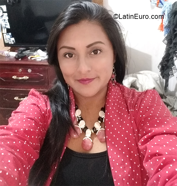 Date this happy Ecuador girl Beatriz from Quito EC495